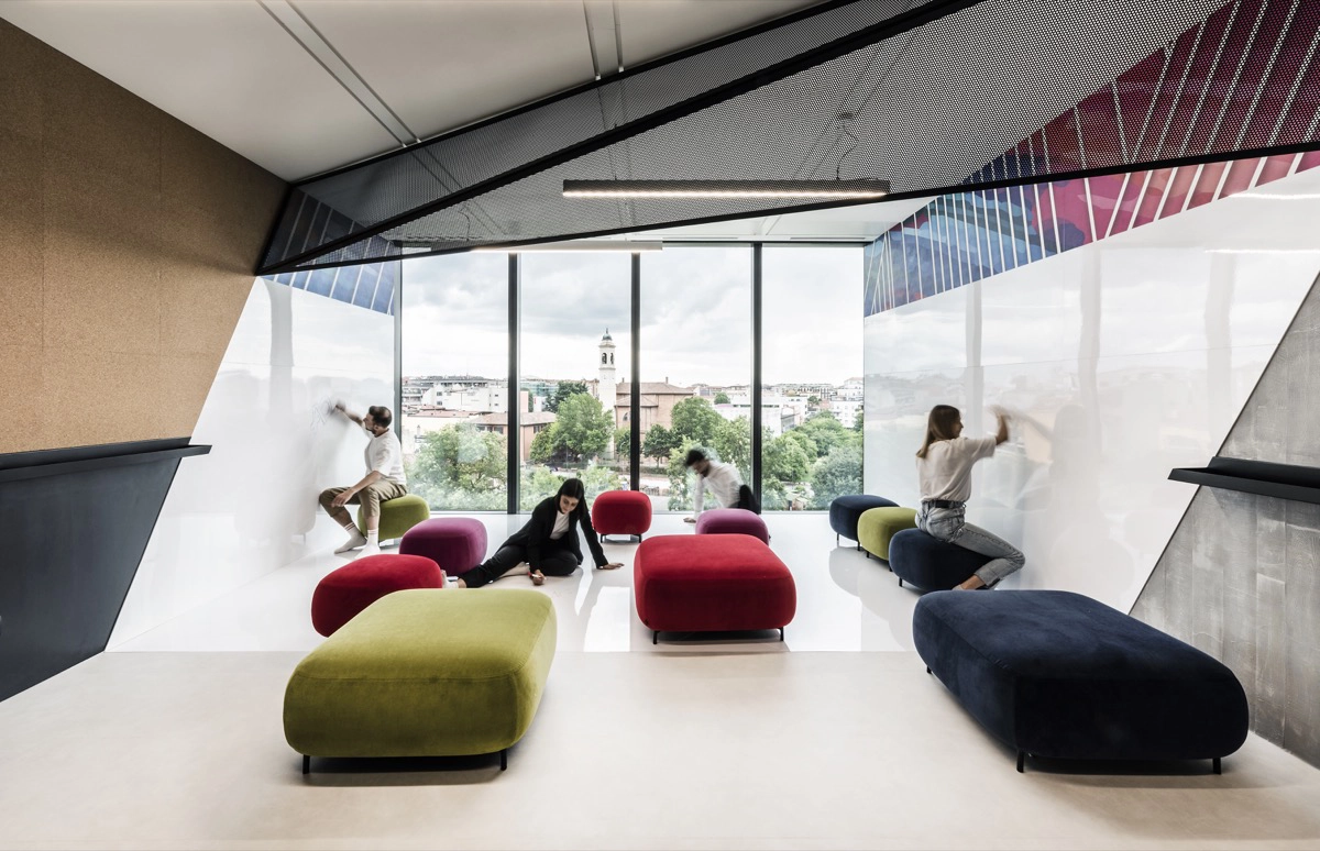 Sala con divani e lavagna a muro