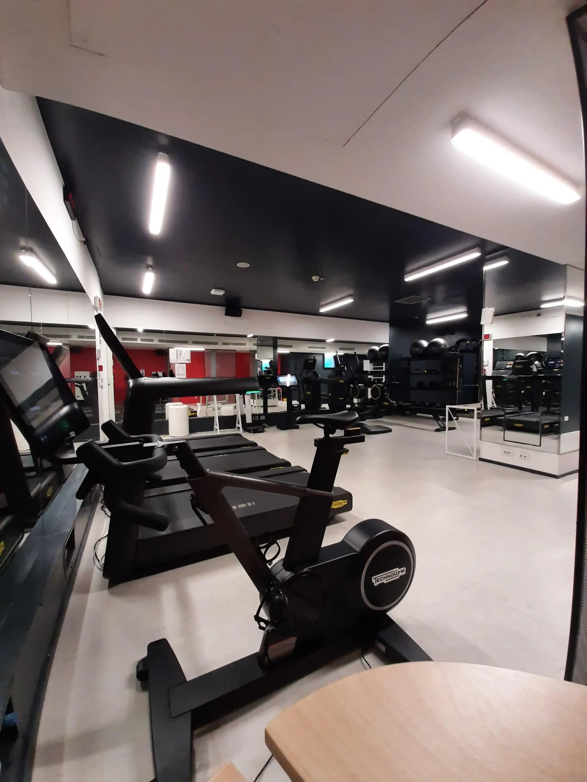 Palestra con in primo piano cyclette e tapis roulant