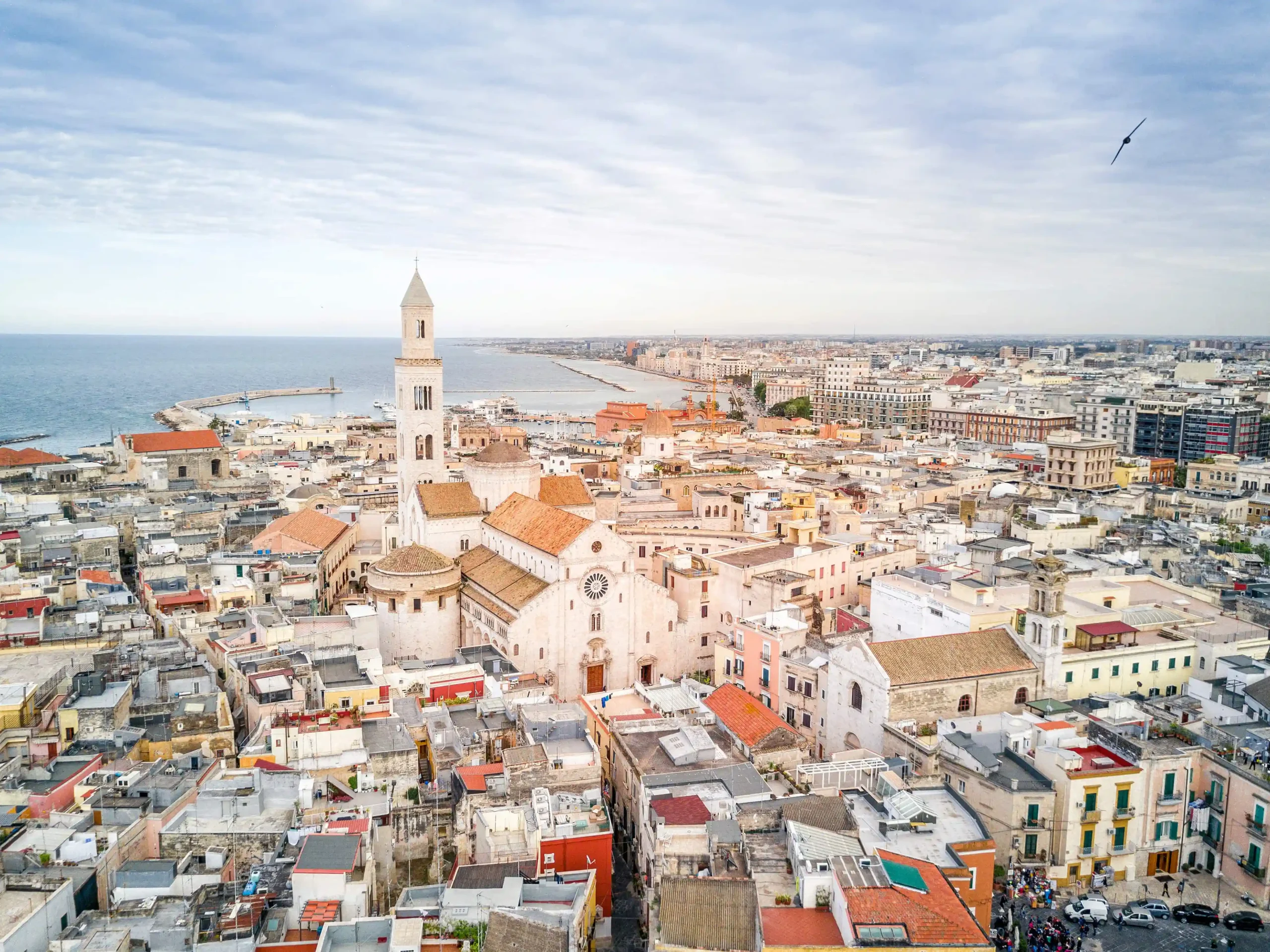 Città di Bari con mare sullo sfondo
