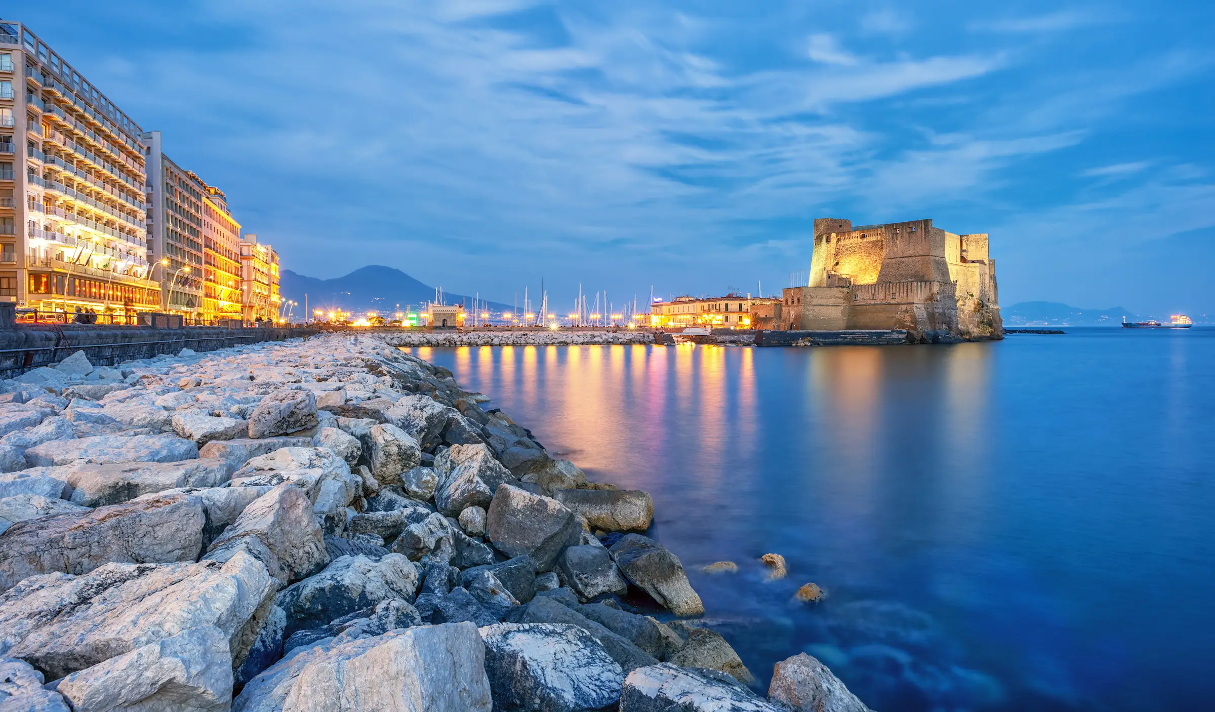 Lungomare di Napoli al tramonto