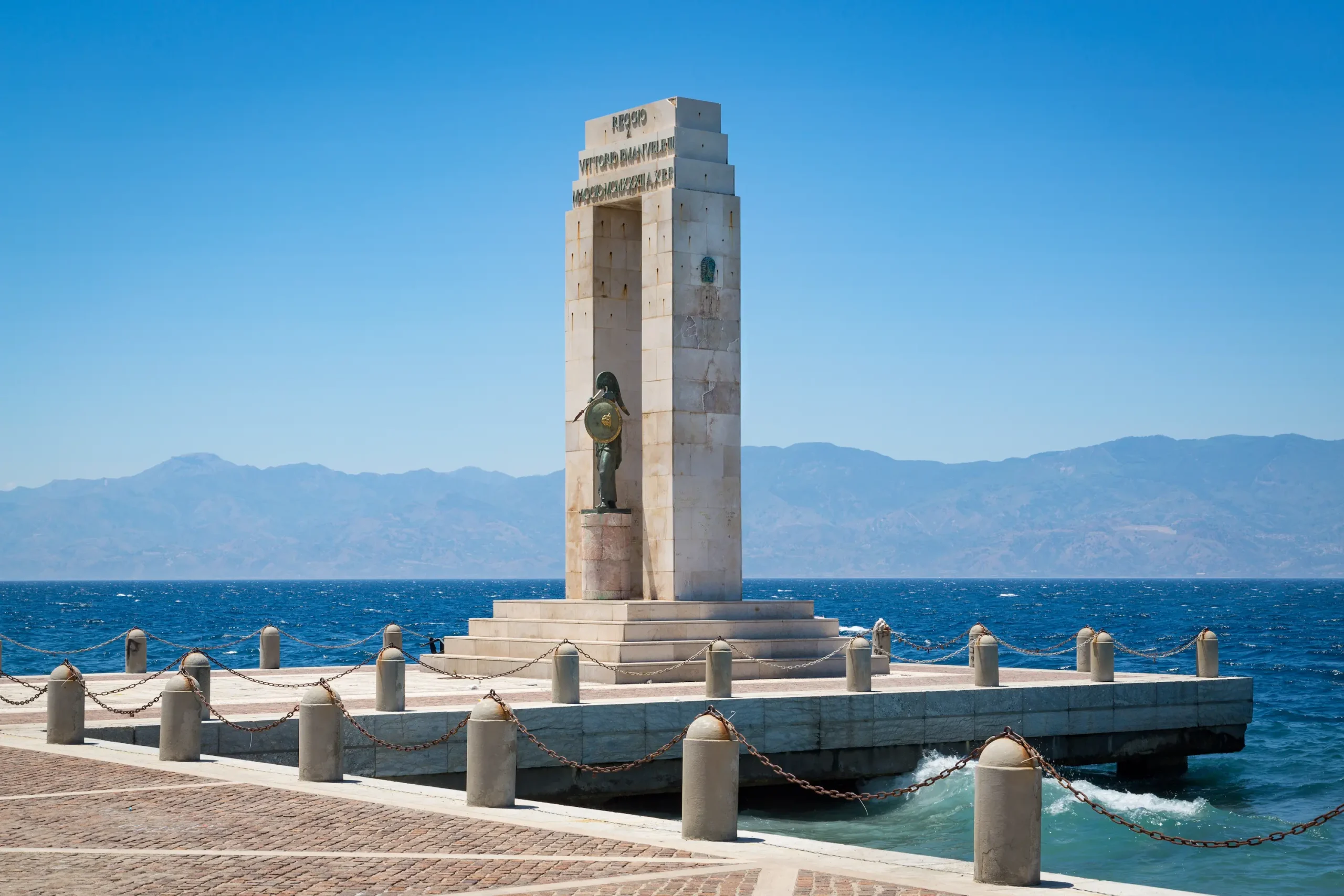 Monumento in riva al mare a Reggio Calabria